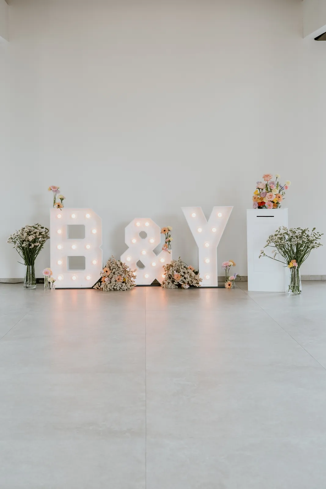 Lettres lumineuses et fleurs, mariage pastel décoré par Mona Ilsa, décoratrice de mariage