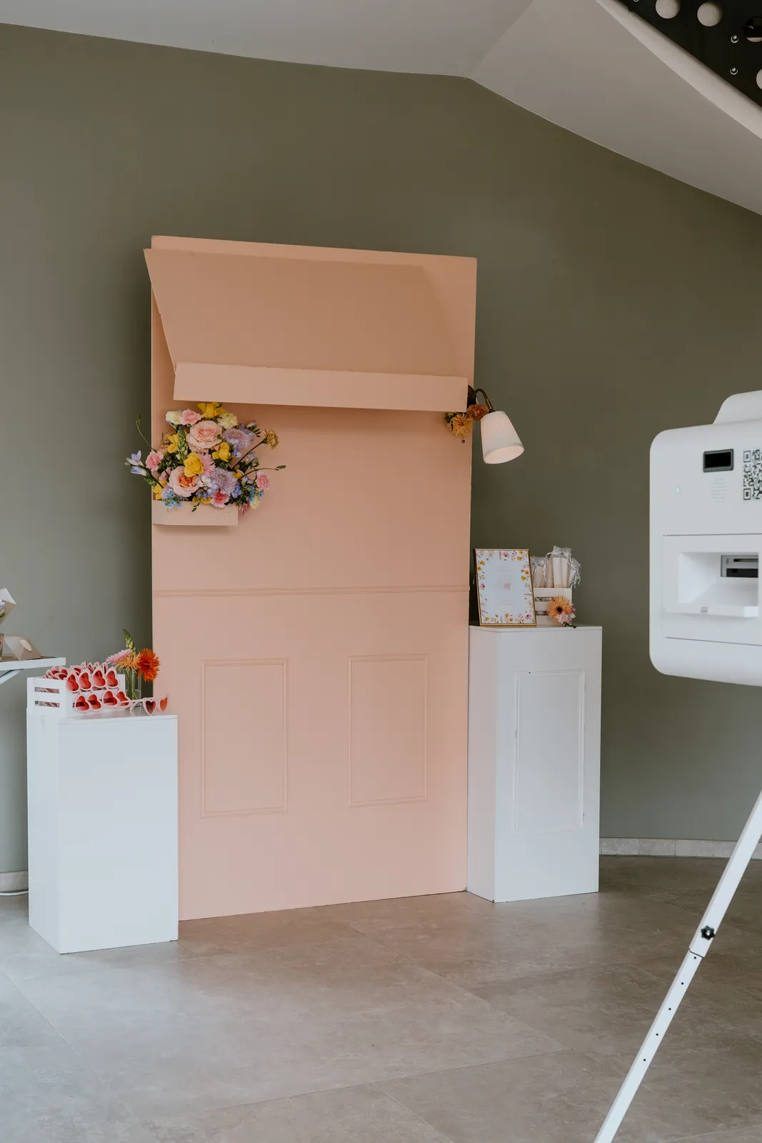 Photobooth rose poudré, mariage pastel décoré par Mona Ilsa, décoratrice de mariage