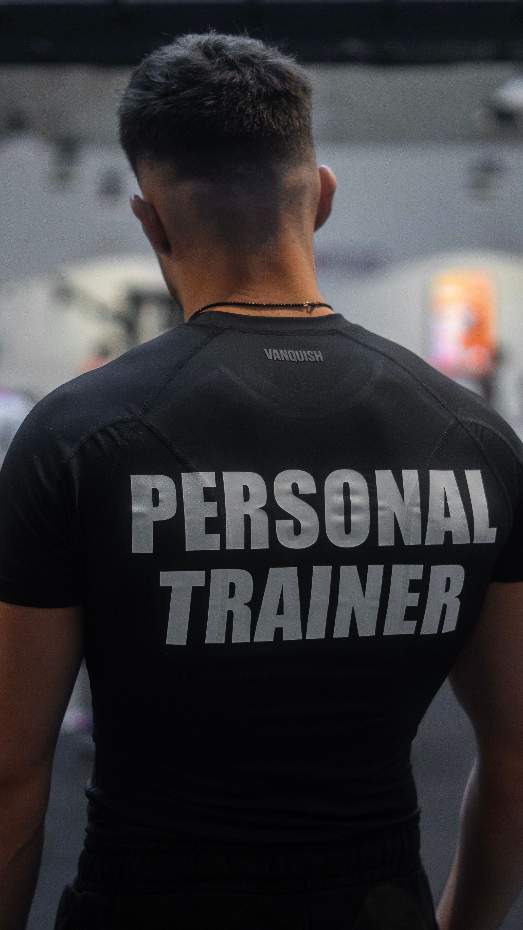 Coach en session de coaching fitness en salle