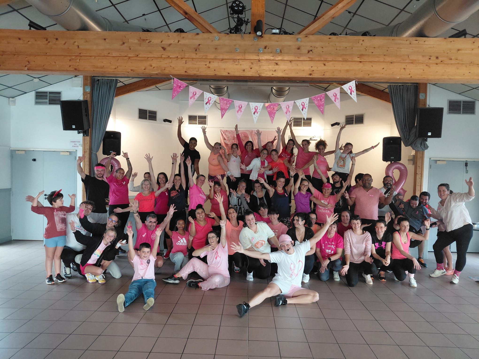 Ambiance chaleureuse lors d'un cours collectif de fitness