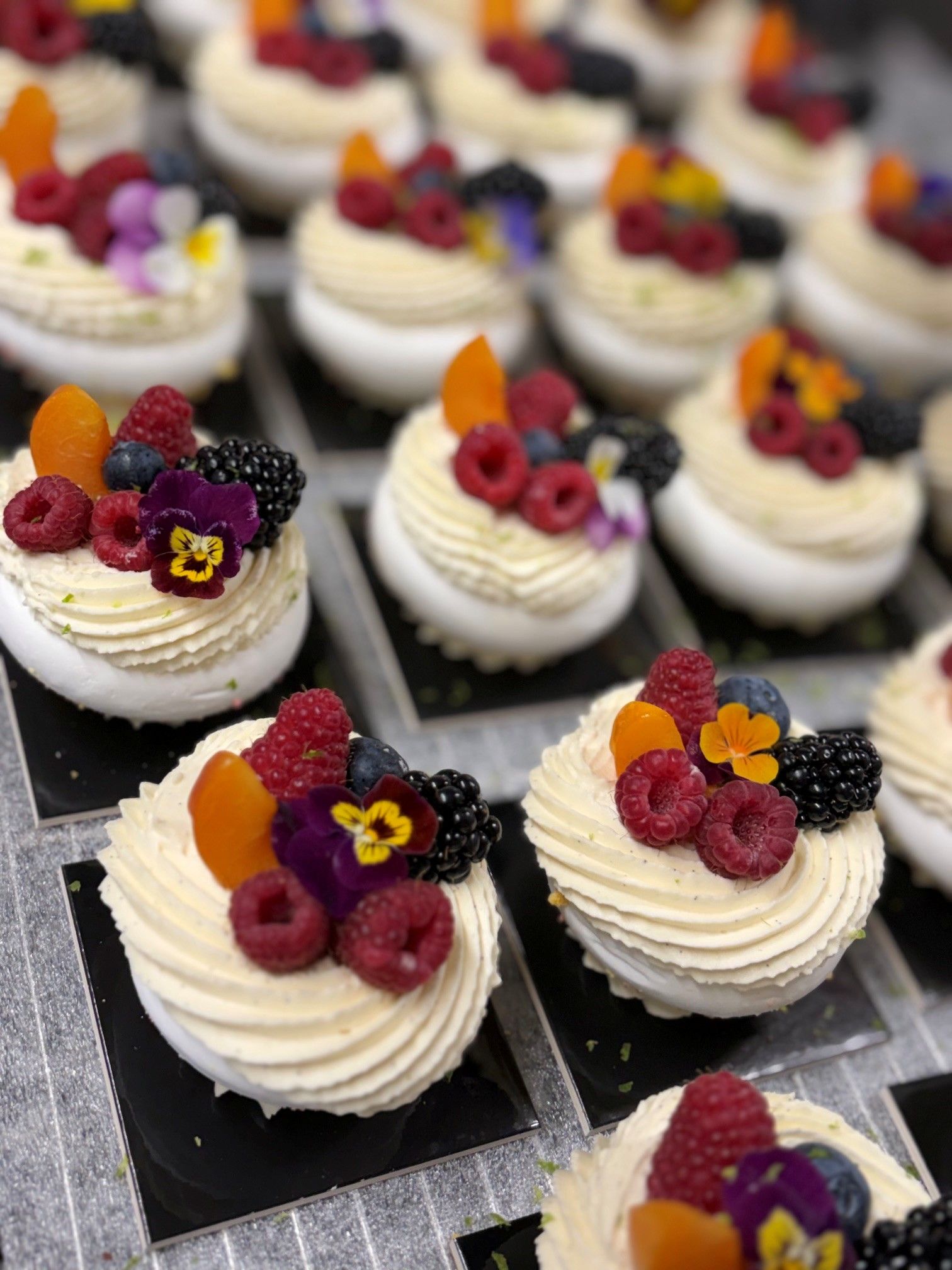 Entremets individuels à la crème et aux fruits rouges