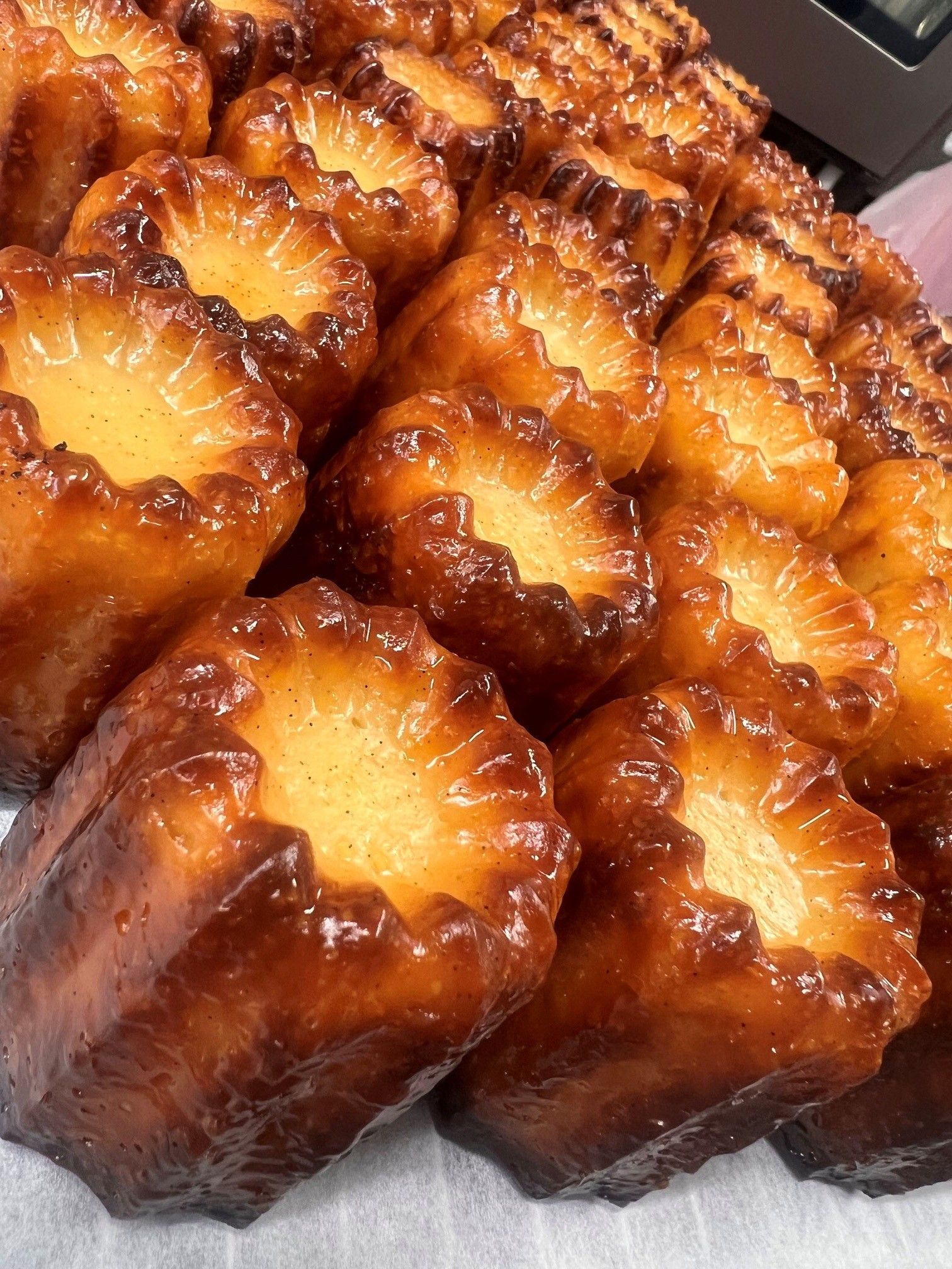 Cannelés dorés, cuits chaque matin
