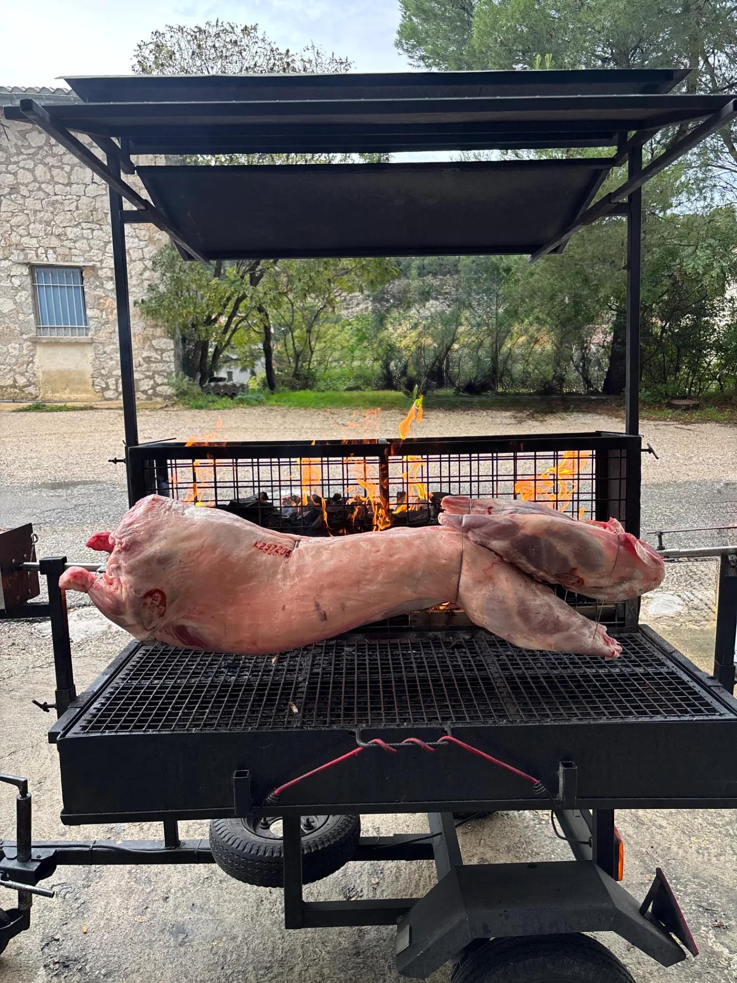 Méchoui d'agneau à la broche sur le grill