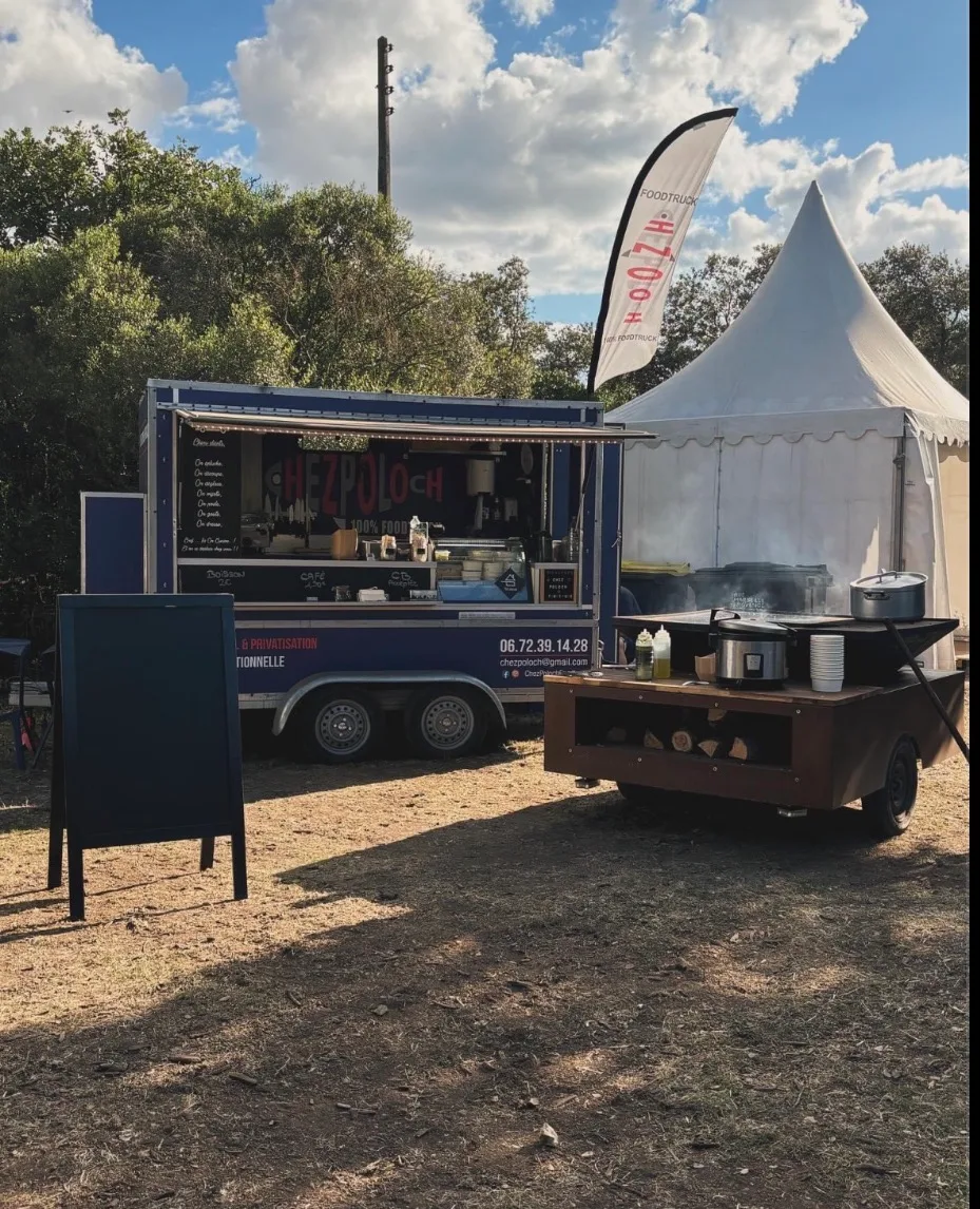 Le food truck Chez Poloch installé sous une tente pour un événement privé
