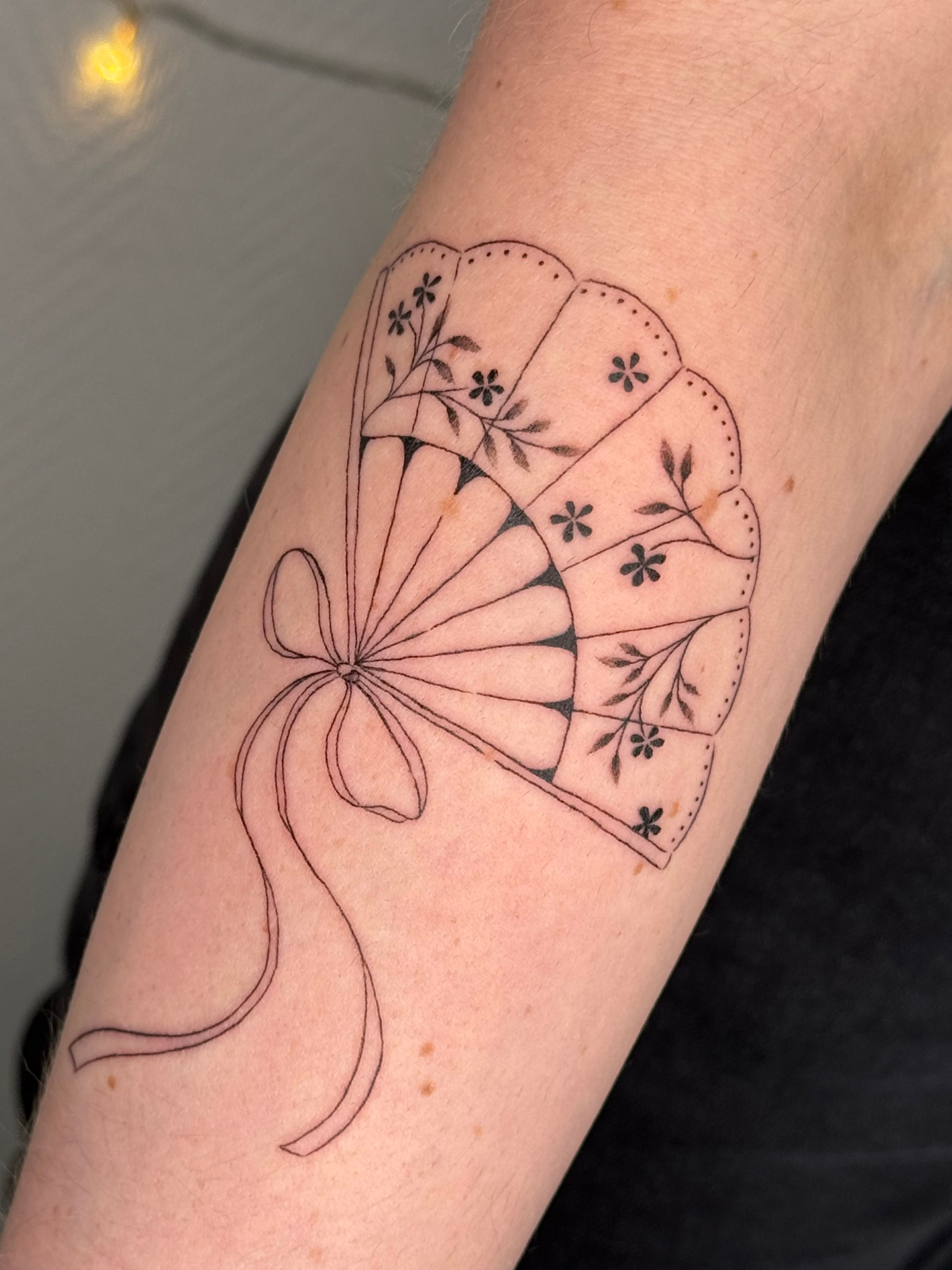 Tatouage fin chargé d'émotion