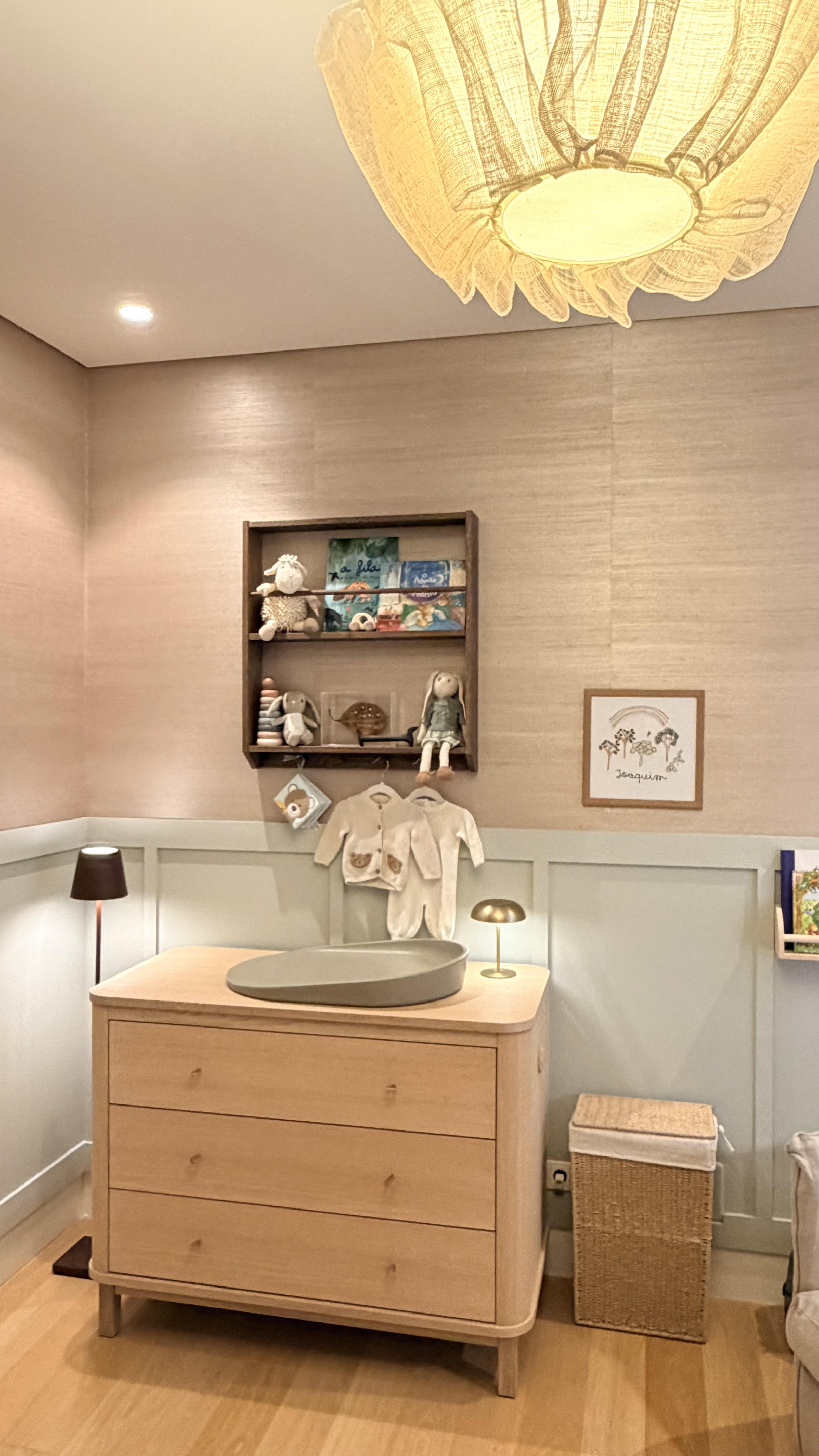 Chambre de Joaquim réalisée, palette vert sauge et bois clair