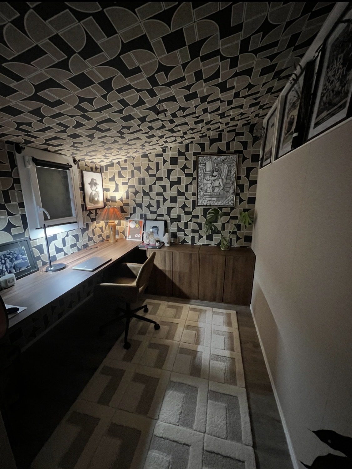 Bureau habillé d'un papier peint géométrique vintage et de mobilier en noyer