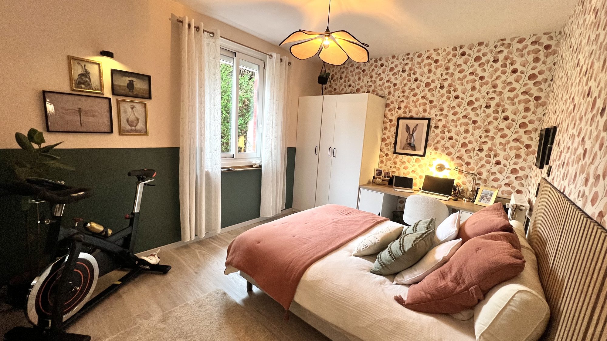 Chambre de jeune fille : papier peint eucalyptus, soubassement vert et linge de lit rosé
