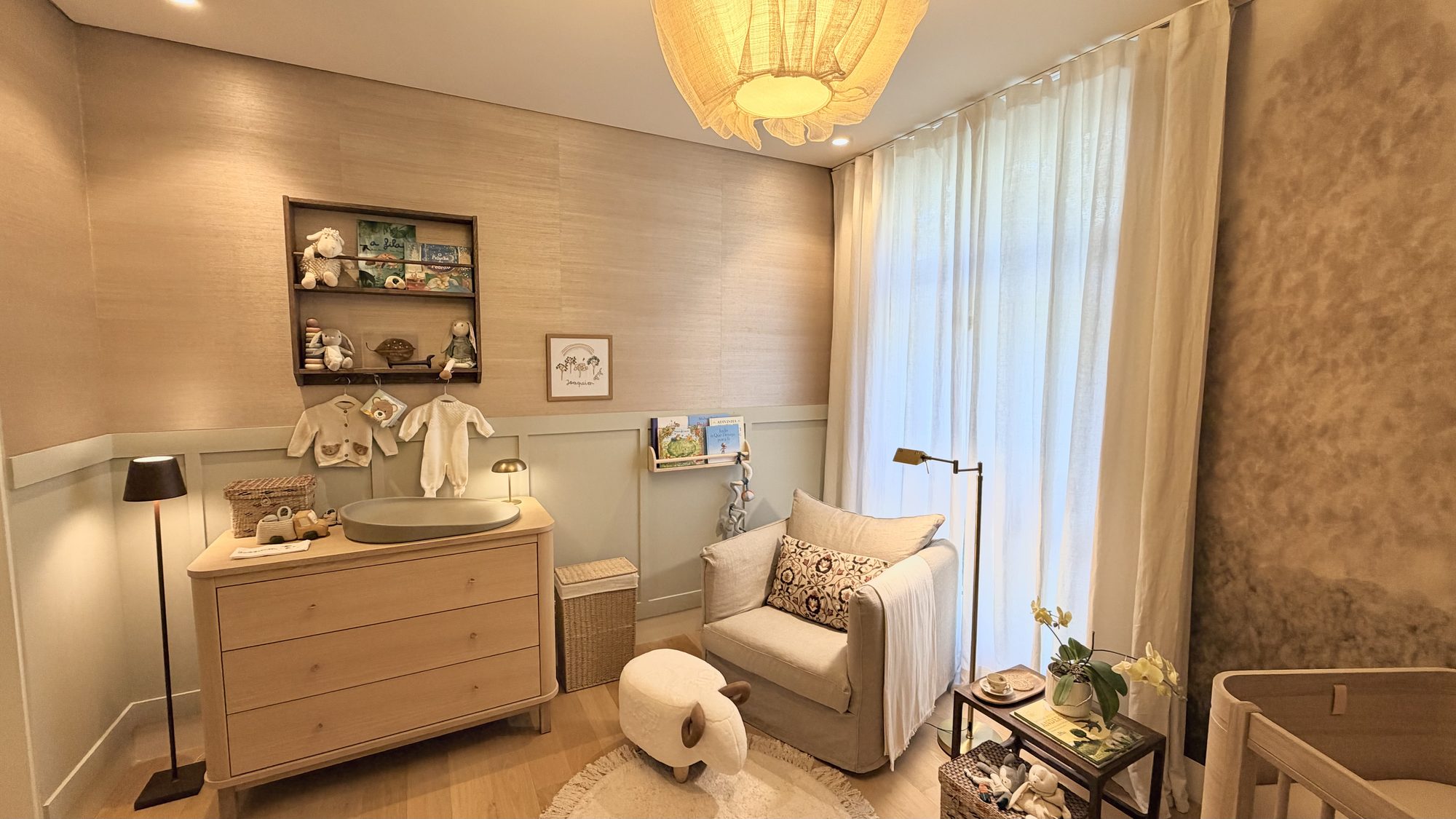 Commode danoise en bois massif et étagère d'objets au-dessus du plan à langer