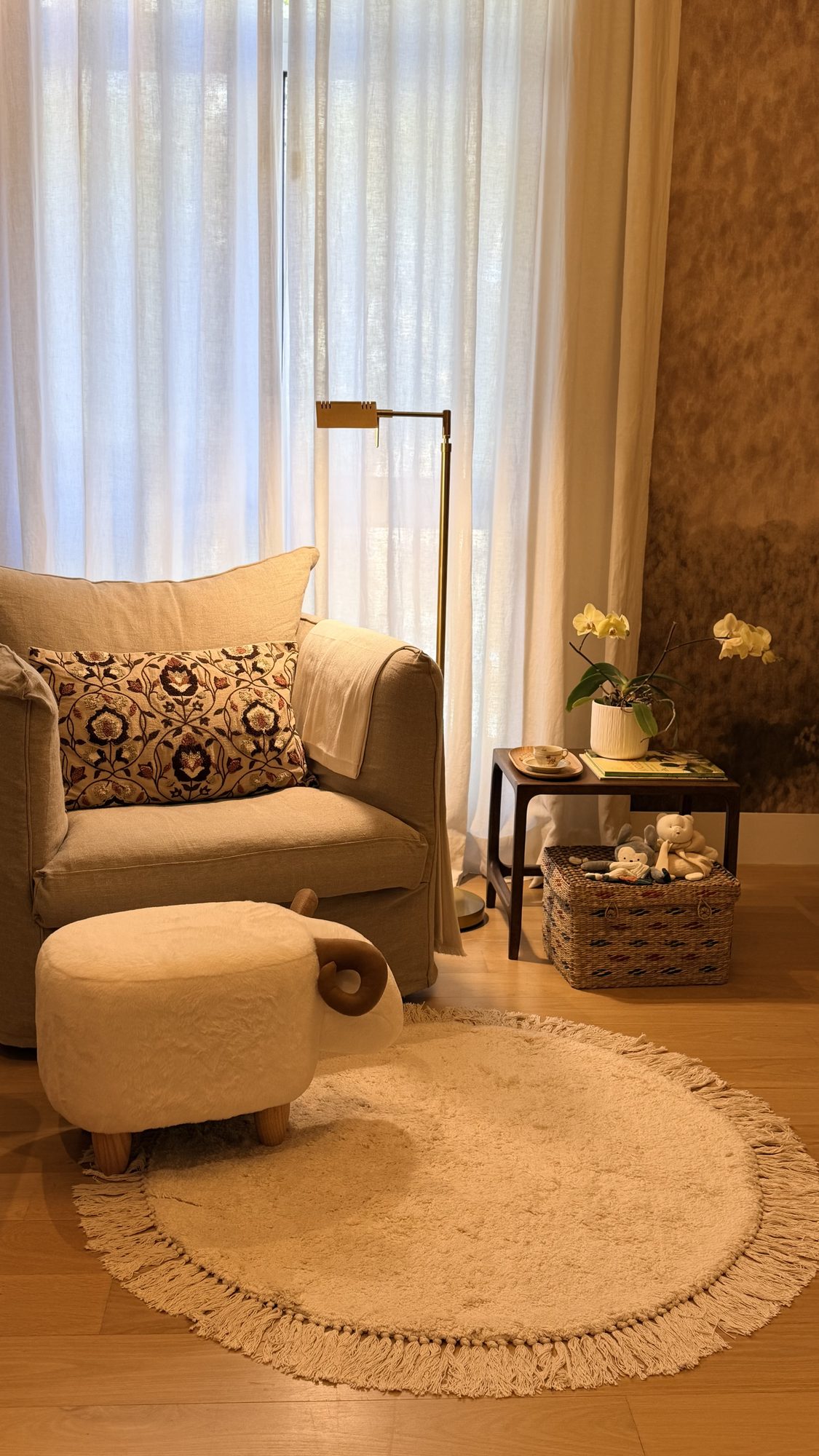 Fauteuil en lin, coussin brodé et repose-pied qui servira d'appui aux premiers pas