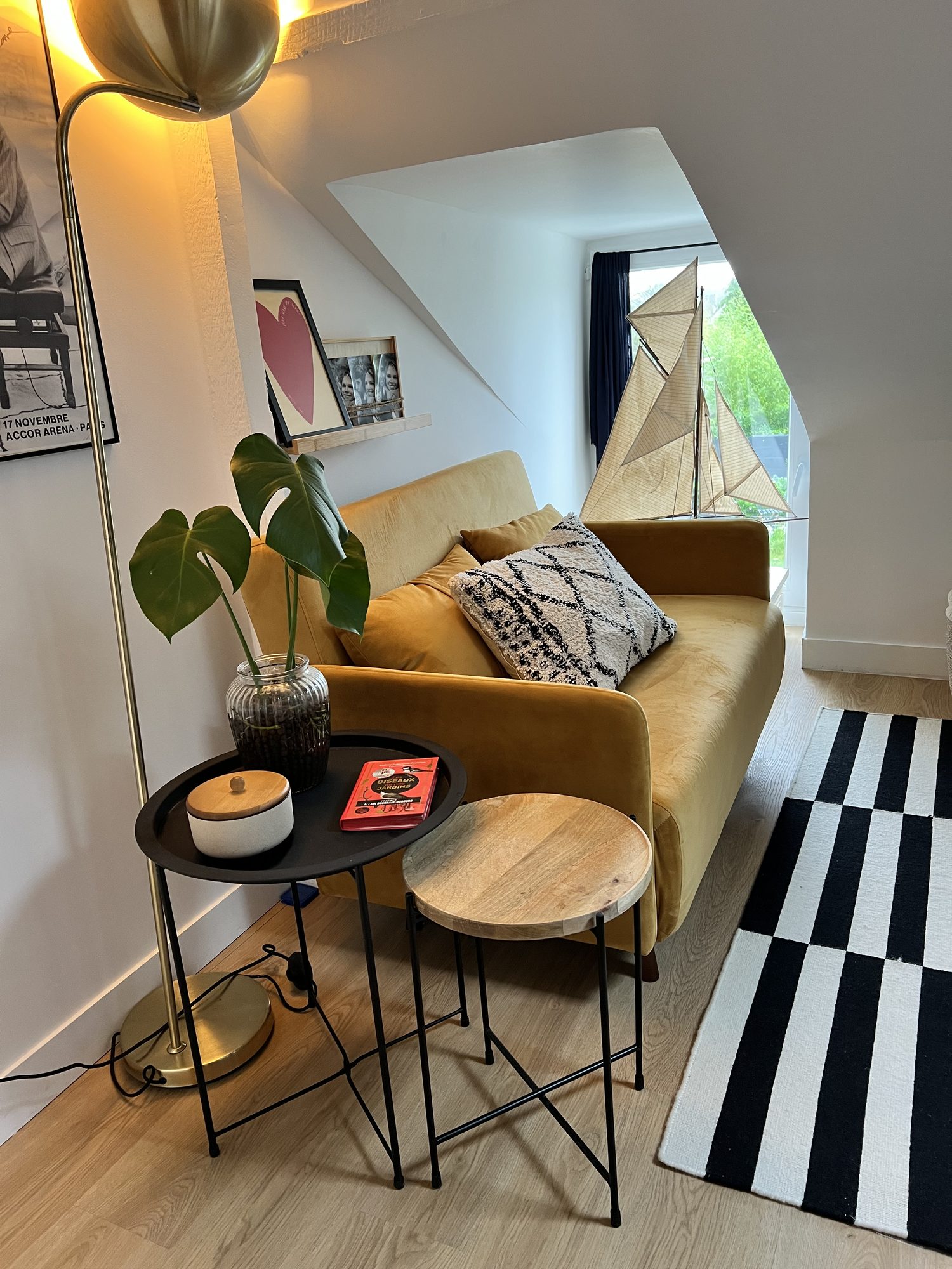 Canapé moutarde et tapis à damier
