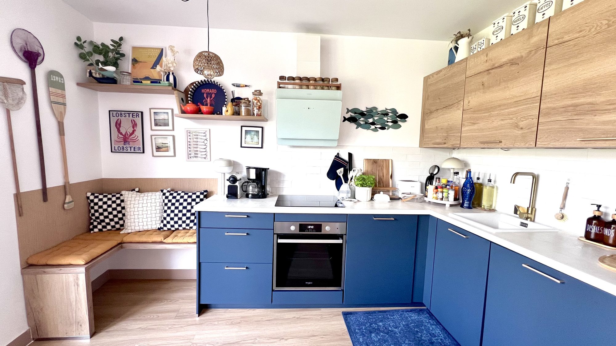 Cuisine bleu marine ouverte sur le séjour
