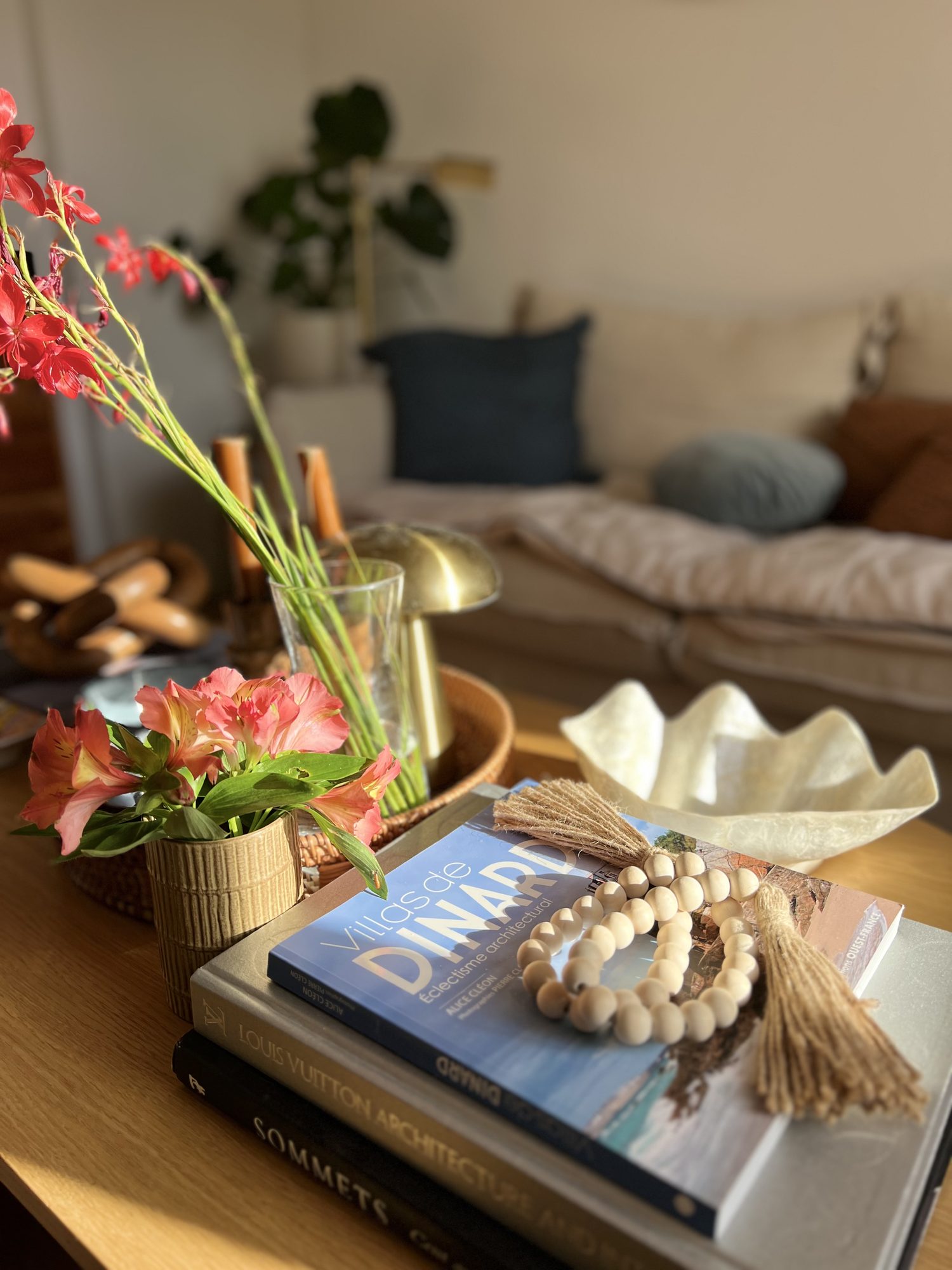 Détail : fleurs, ouvrage sur Dinard et coussin bleu