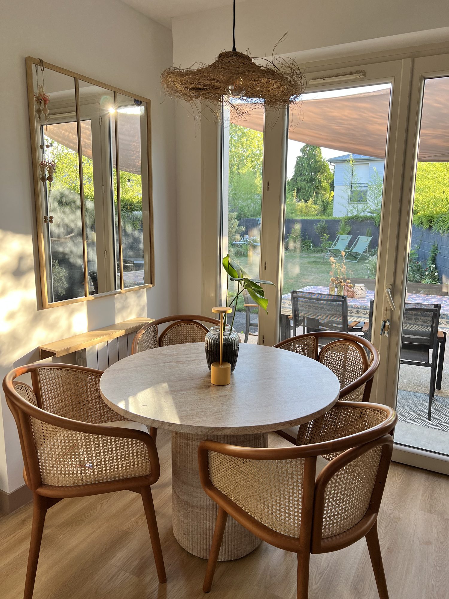 Salle à manger ouverte sur le jardin, chaises en cannage
