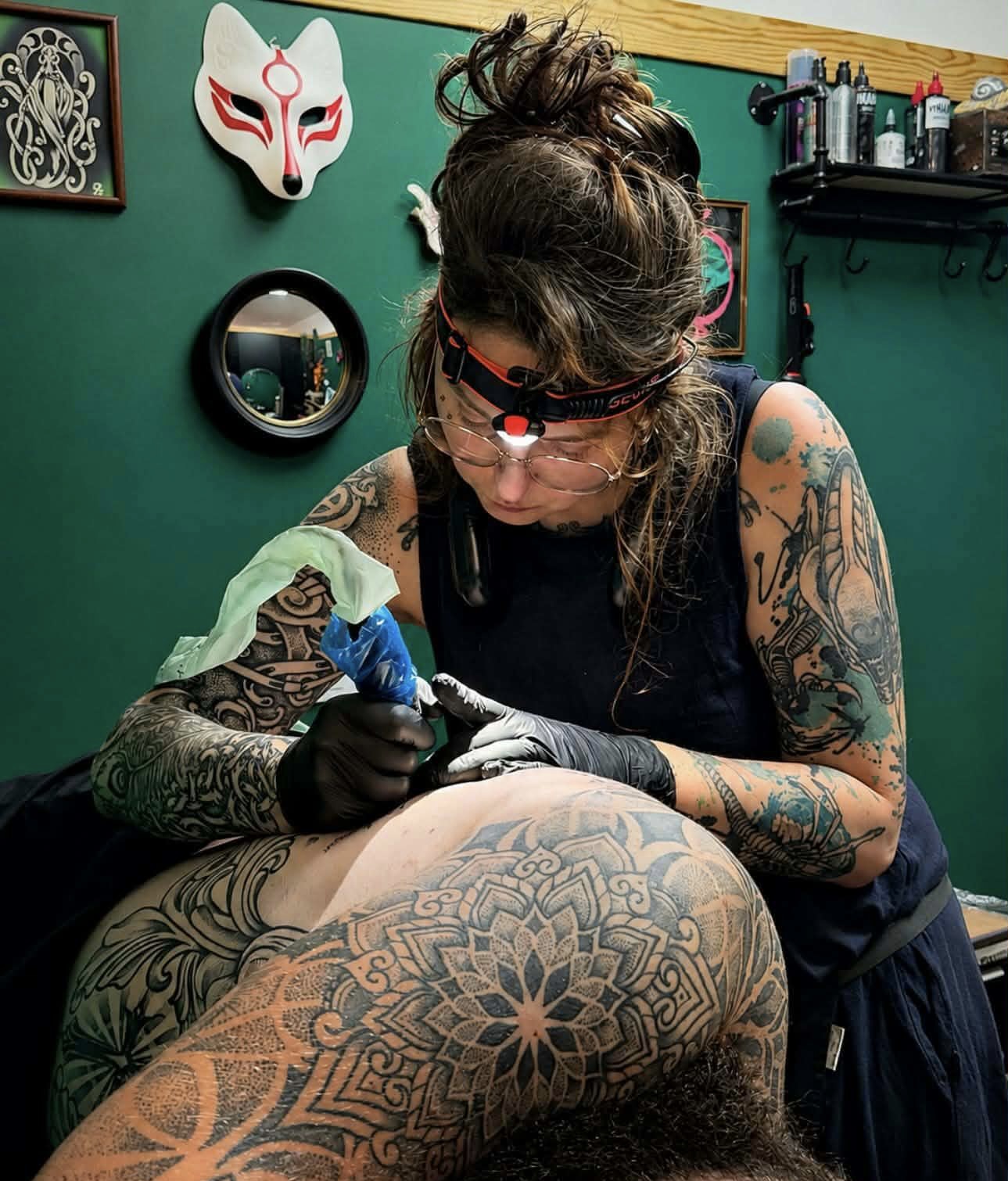 Zuu Hrodvitnir — tatoueuse