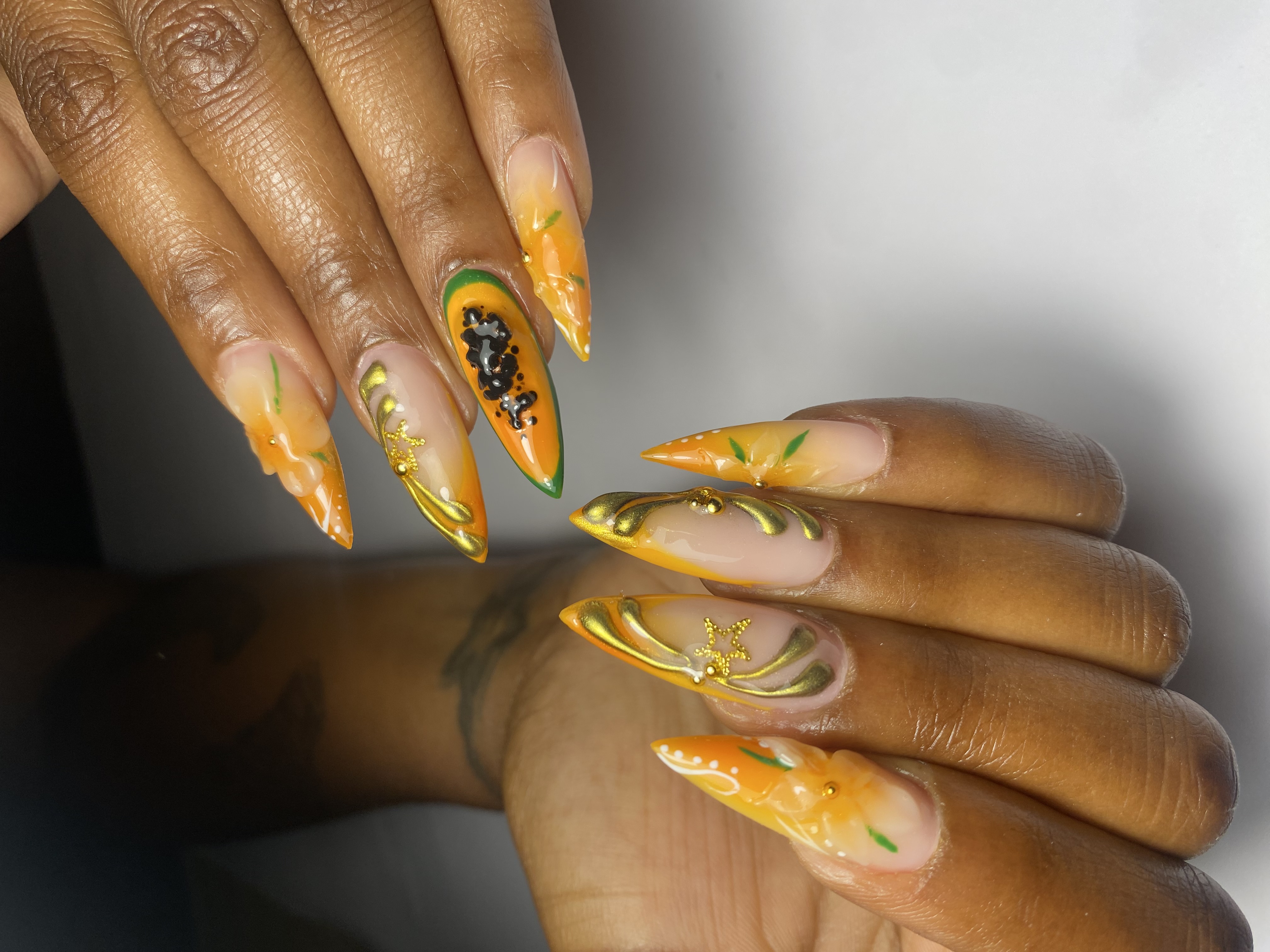 Nail art floral 3D avec motifs roses et scarabée doré