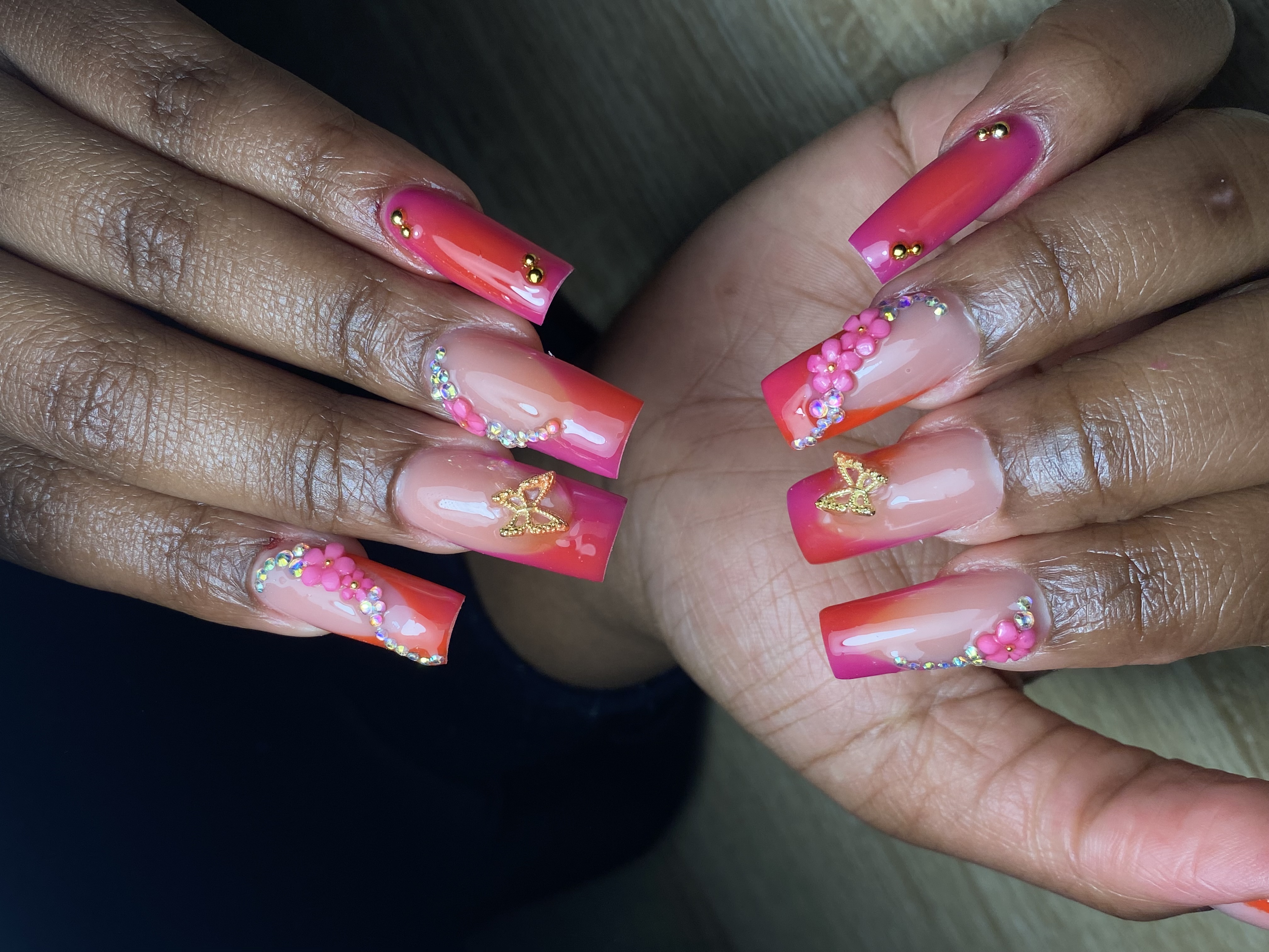 Nail art freestyle tropical couleurs vives avec décorations 3D