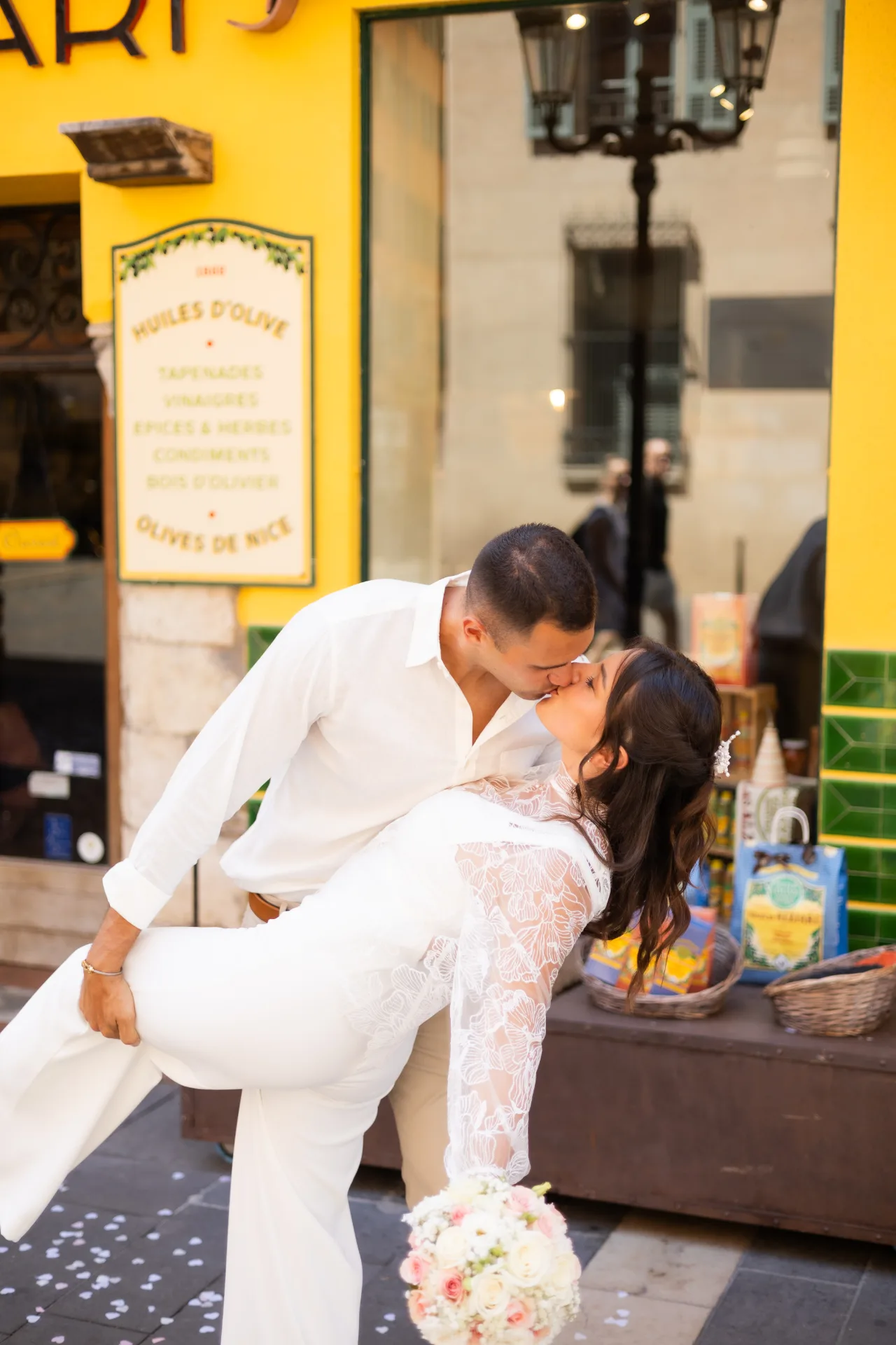Un baiser complice devant une devanture colorée