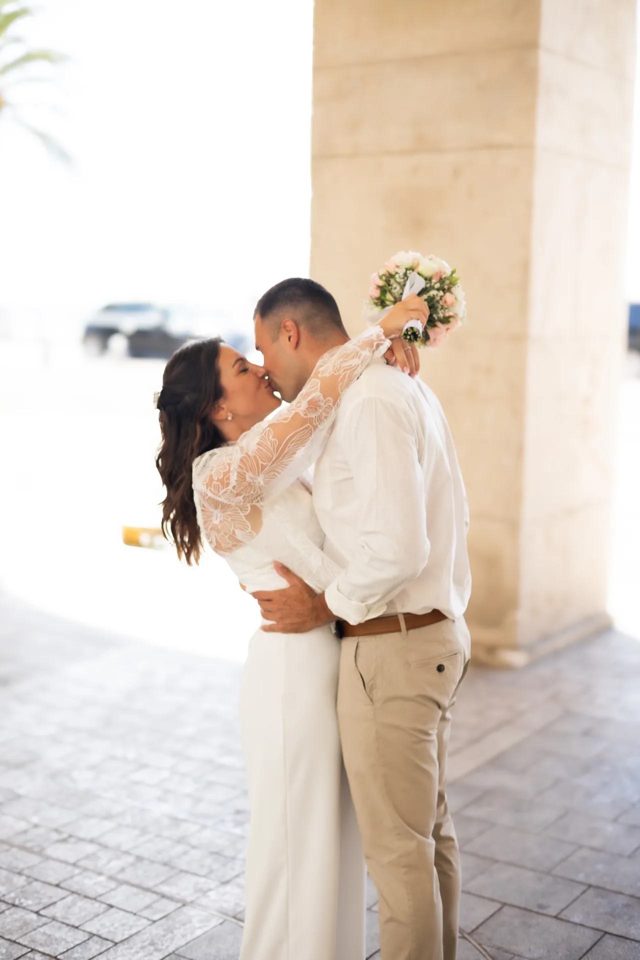 Le marié tenant tendrement la mariée