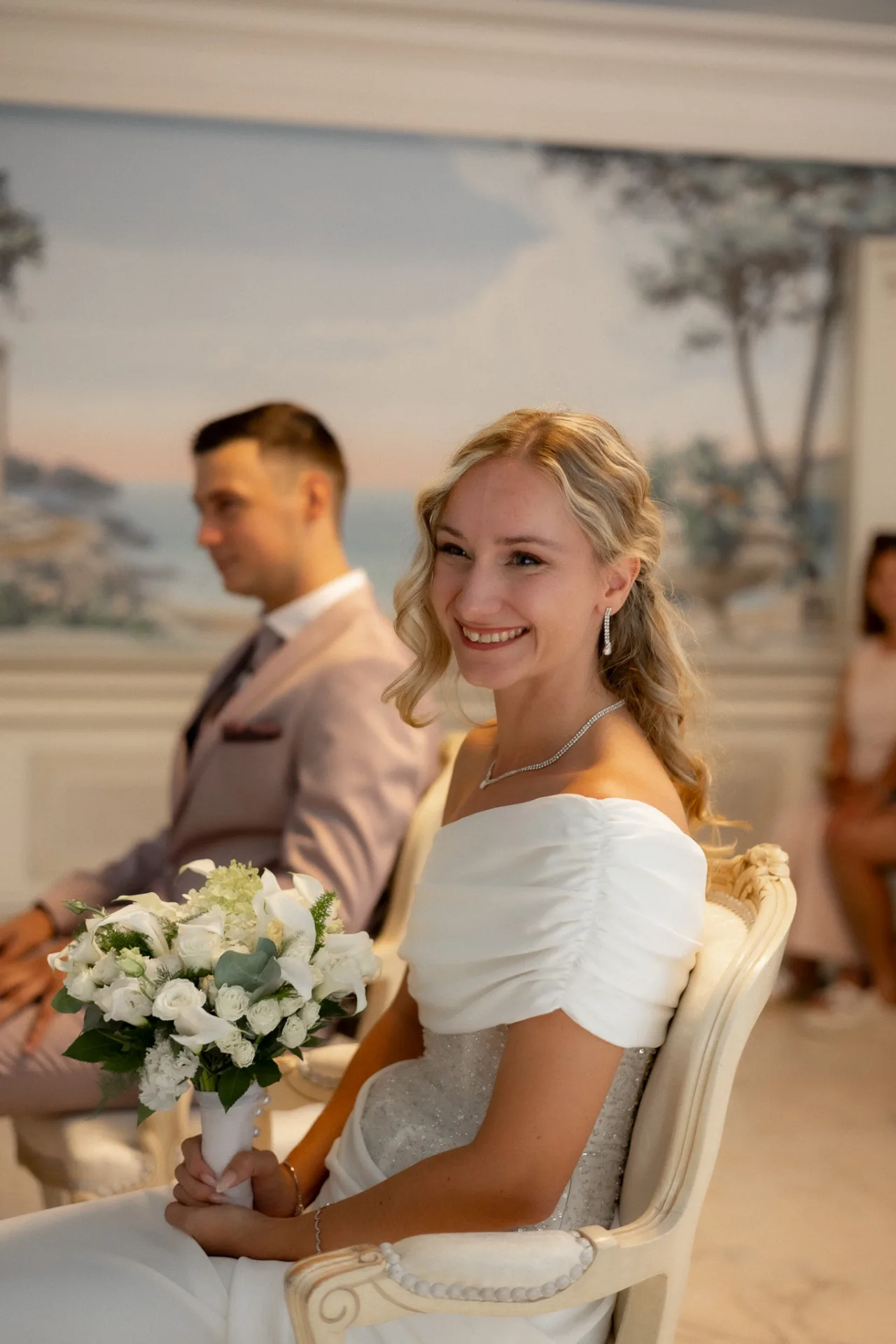 Le marié soulève la mariée dans ses bras