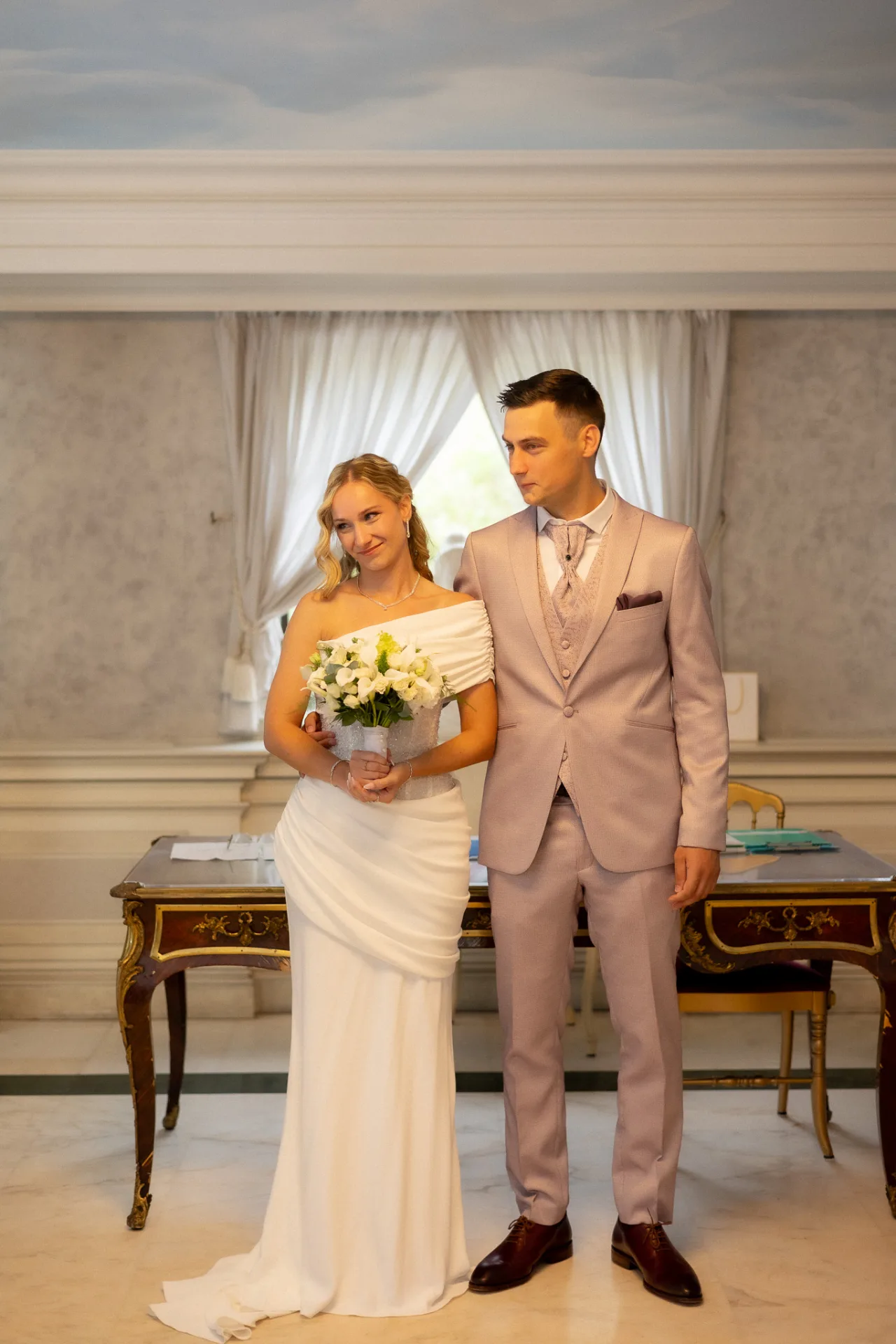 Un couple élégant en tenue de cérémonie