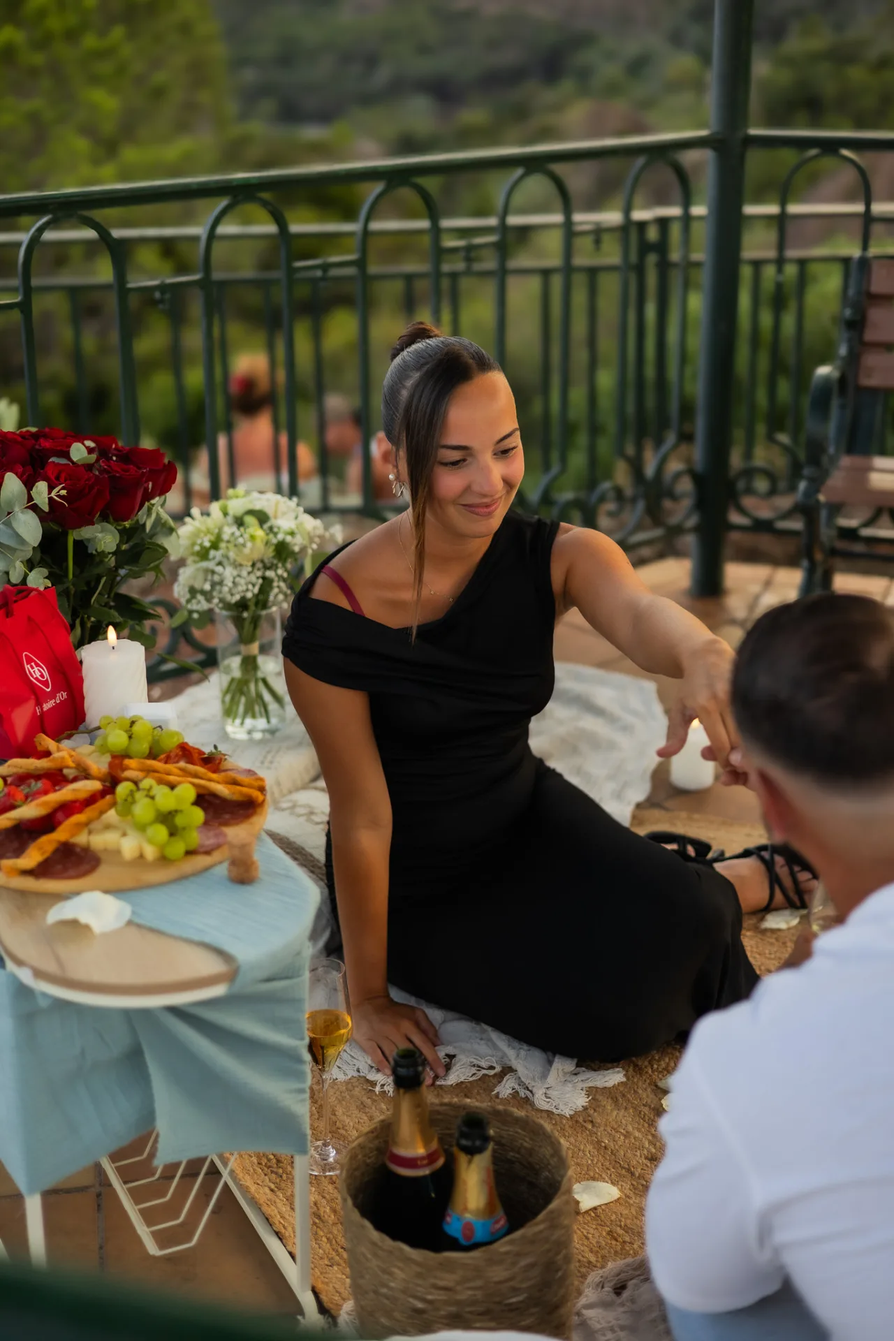 Un moment de complicité autour d'un pique-nique romantique, fleurs et champagne